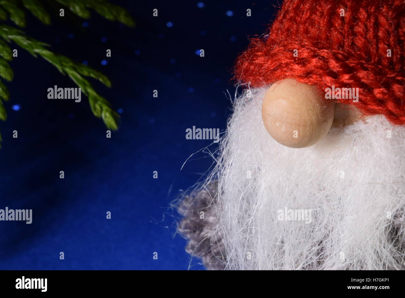 Scheda di Natale - closeup di gnome sul blu sullo sfondo starlit con camera per iscritto. Foto Stock