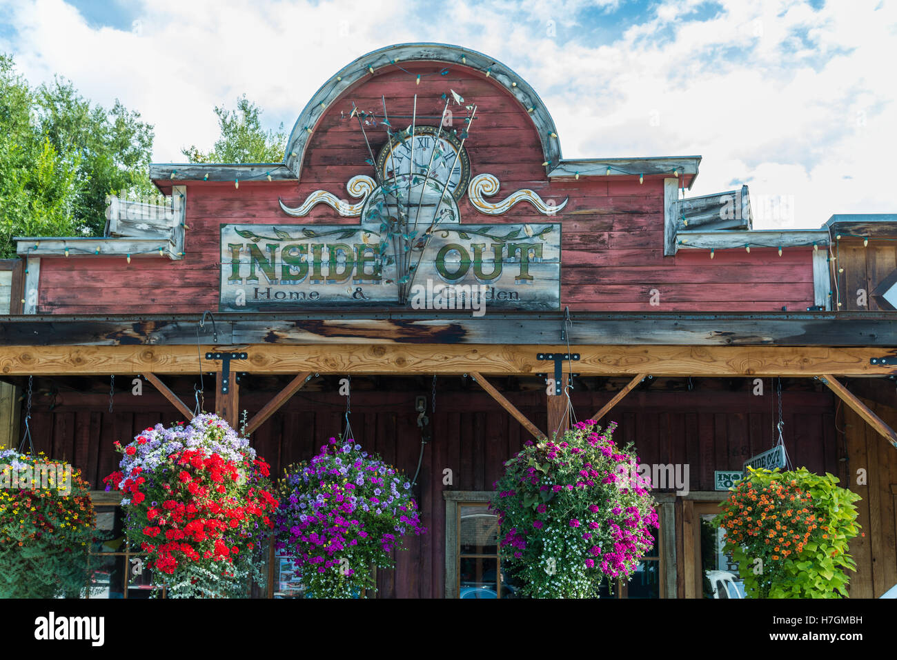Cesti floreali pendenti davanti un negozio a una tradizionale cittadina occidentale Winthrop, Washington, Stati Uniti d'America. Foto Stock