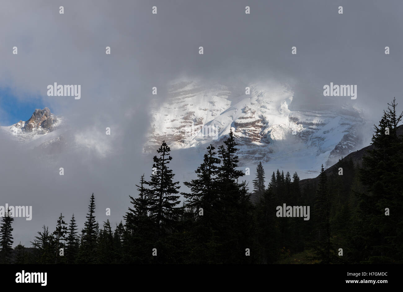 Mount Baker coperto di nuvole, un vulcano attivo nel North Cascades Range. Stato di Washington, USA. Foto Stock
