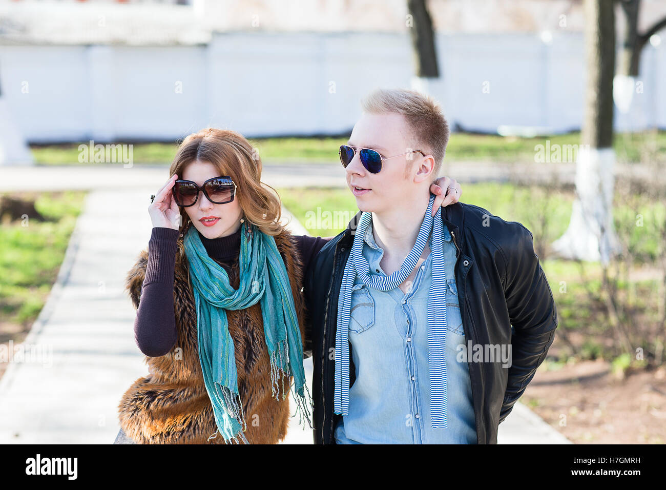 Coppia giovane passeggiate nel parco insieme. lifestyle, persone e outdoor concept e idea Foto Stock