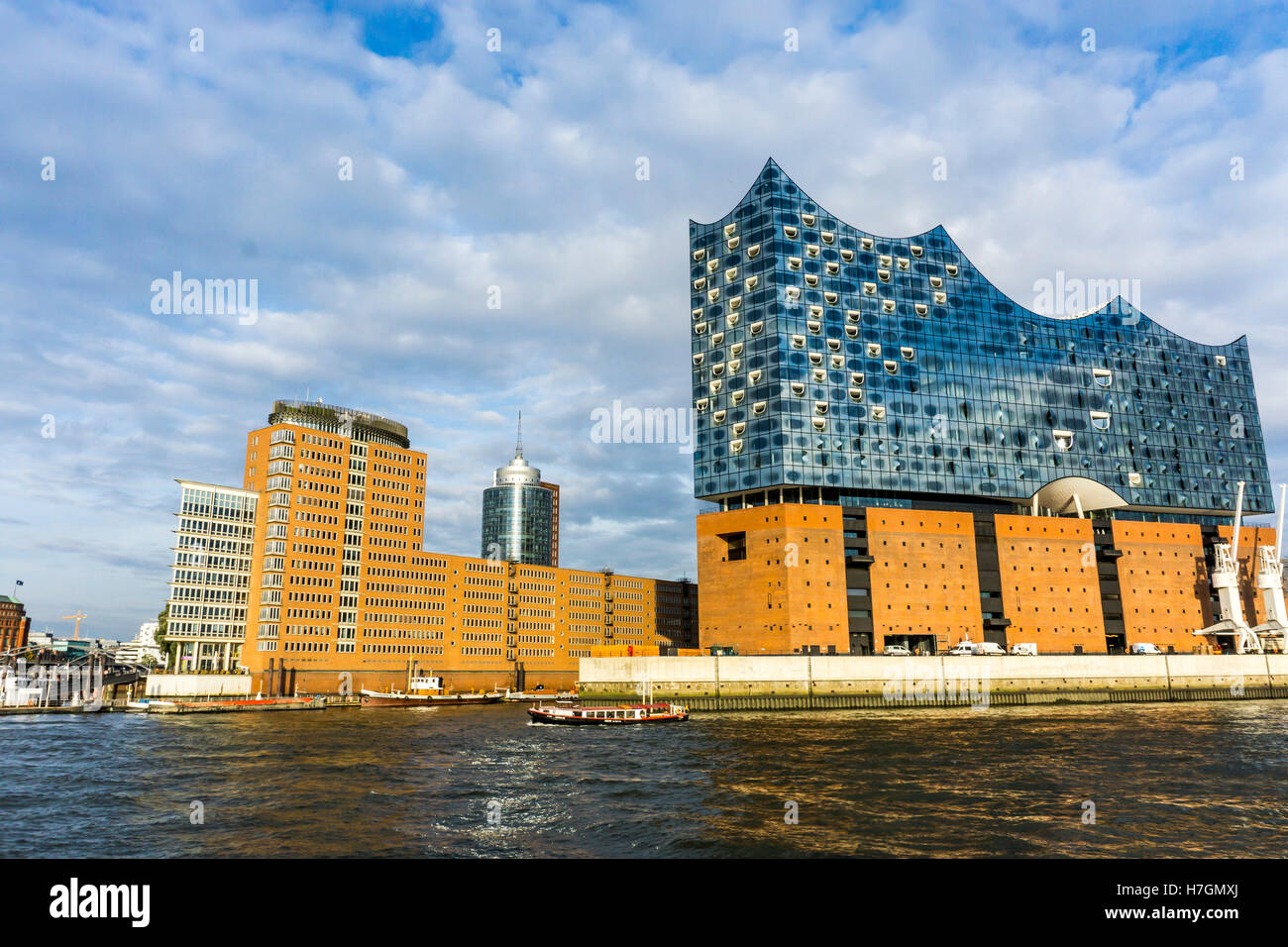La nuova Elbphilharmonie, filarmonica, nel quartiere di Hafencity, presso il fiume Elba ad Amburgo, Germania Foto Stock