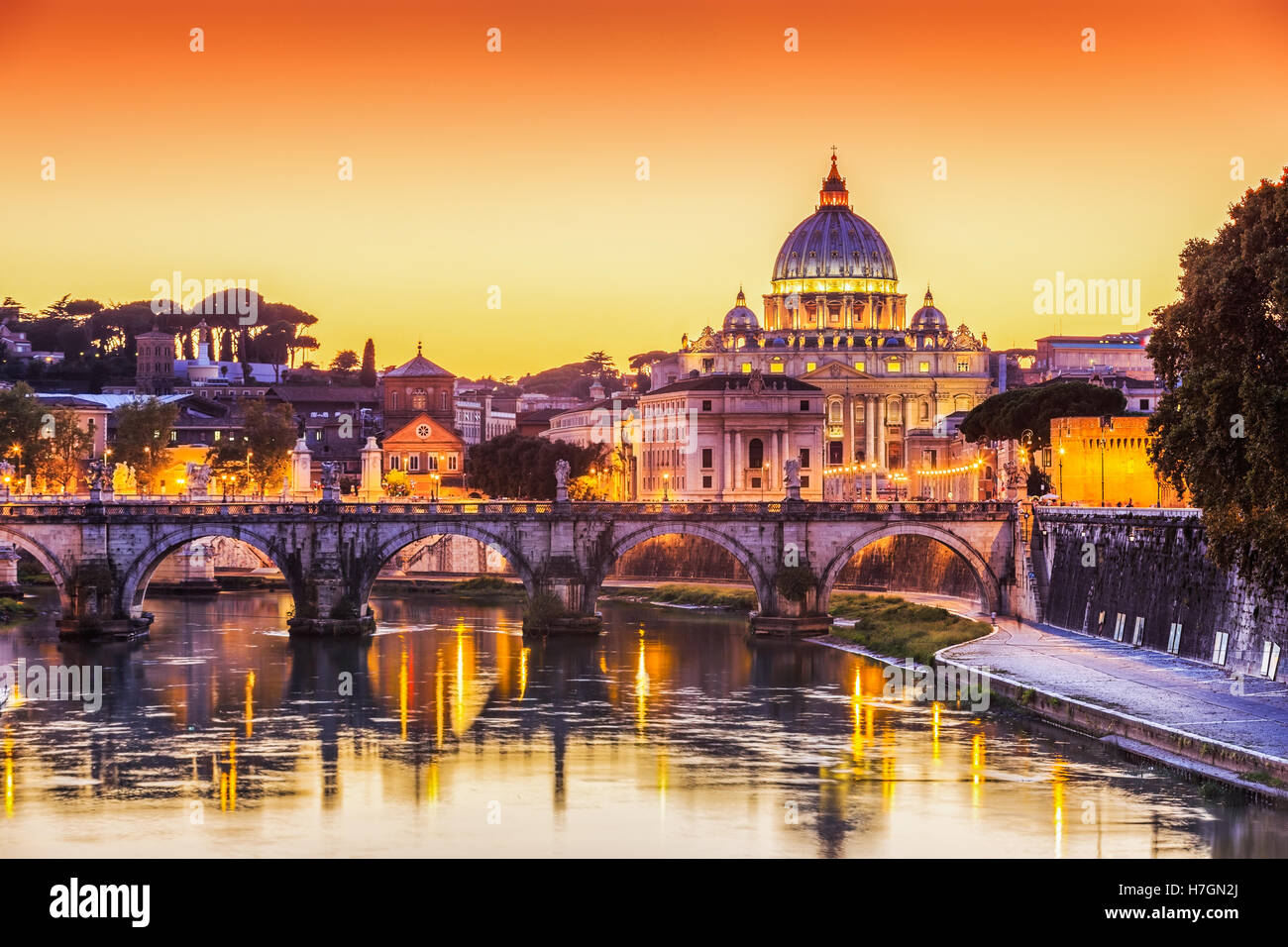 San Pietro Basilica e il Ponte Sant'Angelo al tramonto. Roma, Italia Foto Stock