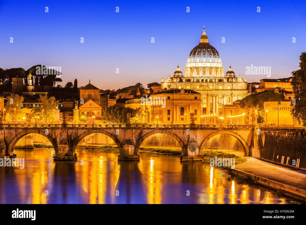 San Pietro Basilica e il Ponte Sant'Angelo al crepuscolo. Roma, Italia Foto Stock