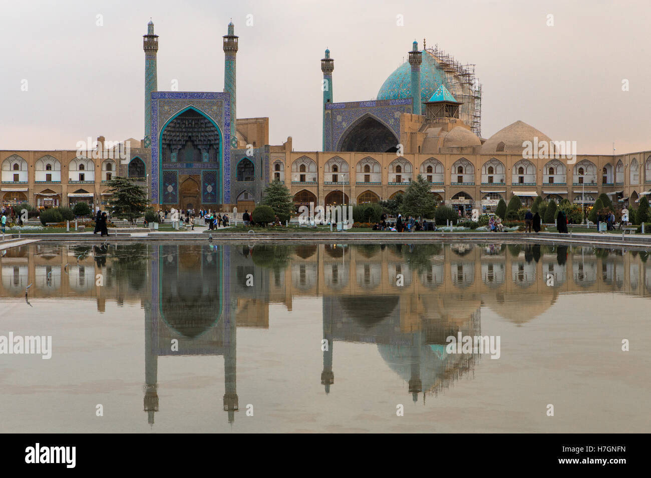 La riflessione della moschea in acqua Foto Stock