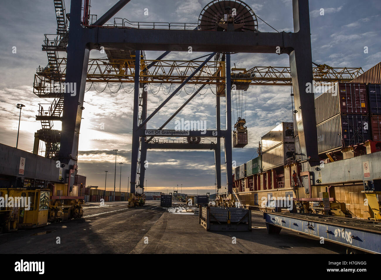 Carico che viene scaricato dalla nave cisterna nel porto di Grangemouth Foto Stock