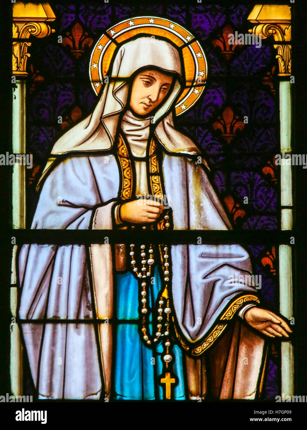 Vetrata raffigurante la Beata Vergine Maria, nella Cattedrale di San Rumbold a Mechelen in Belgio. Foto Stock