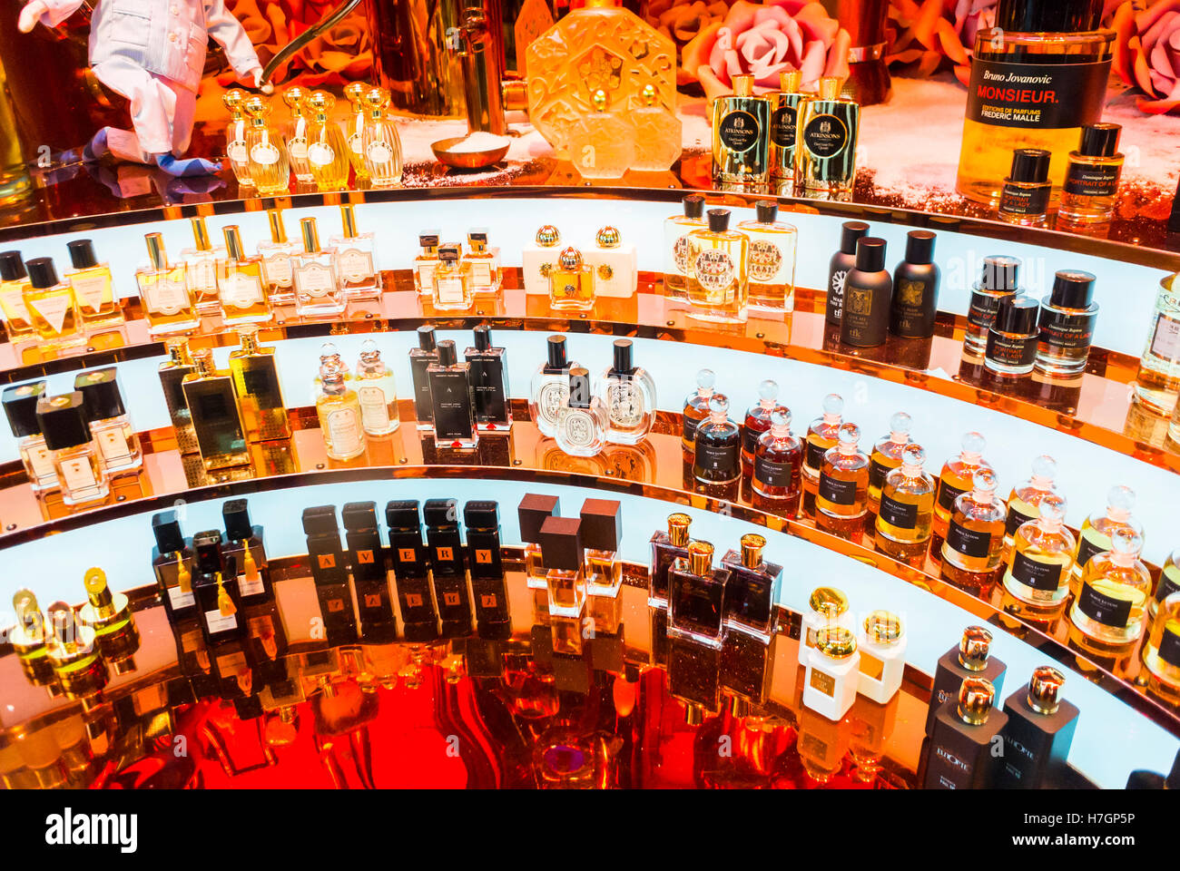 Parigi, Francia, bottiglie di profumi francesi in esposizione in vetrina, shopping natalizio, grandi magazzini le Printemps, parfumeur Foto Stock