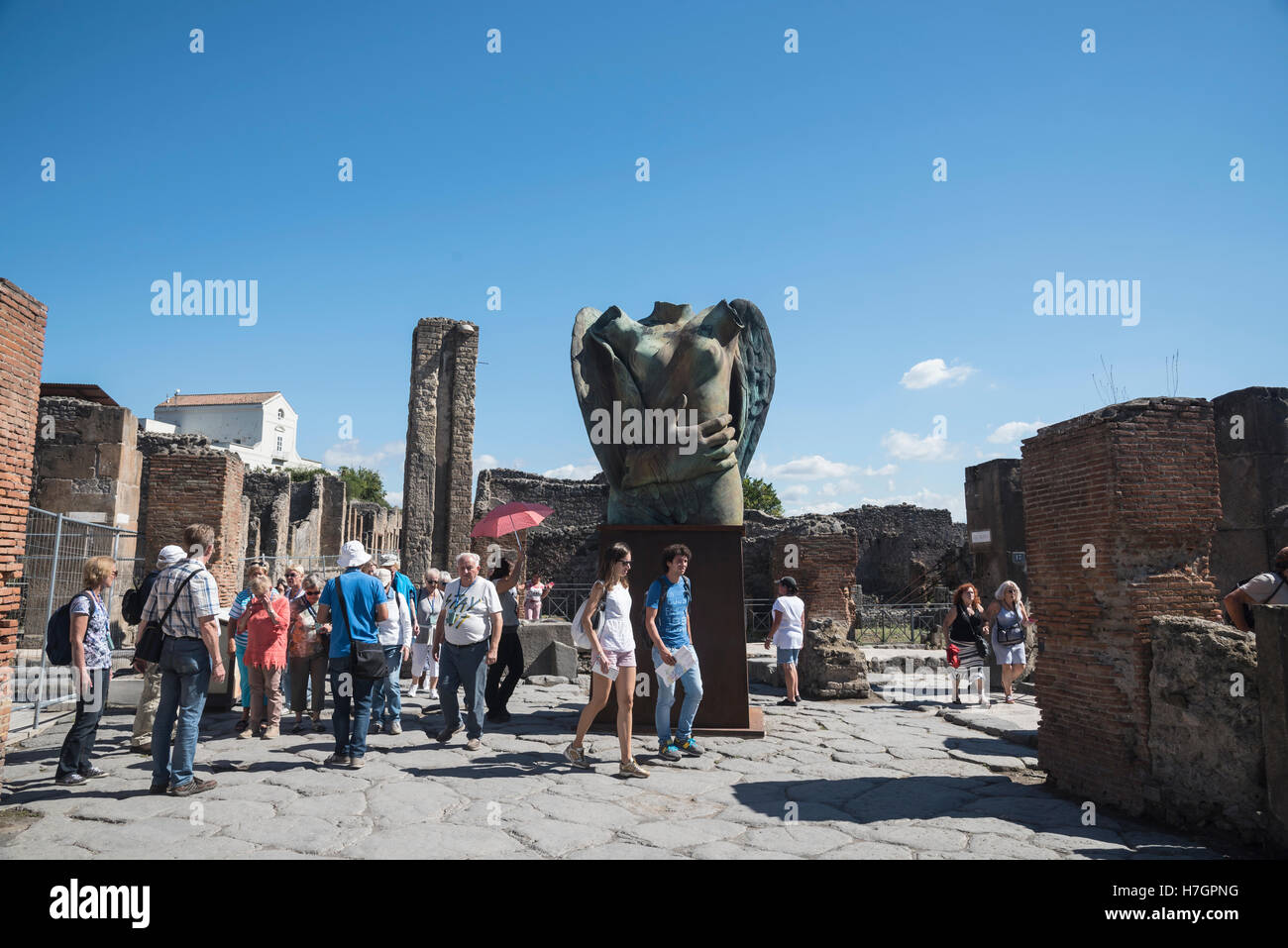 I turisti sulle antiche strade di Pompei, sito archeologico, regione Campania, Italia Foto Stock