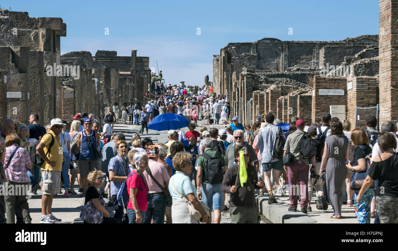 Folla di visitatori, Pompei più visitato luogo turistico in Italia, sito archeologico, regione Campania, Italia Foto Stock