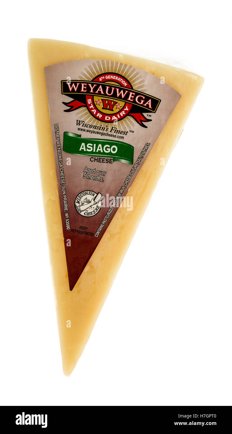 Winneconne, WI - 2 Novembre 2016: Pacchetto di Weyauwega formaggio Asiago isolato su un background. Foto Stock