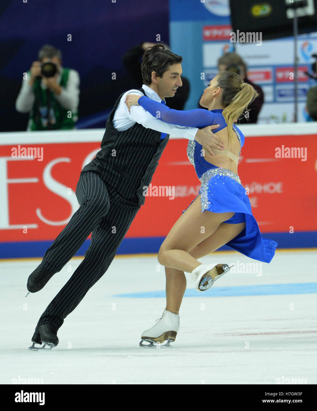 Mosca, Russia. 4 Novembre, 2016. Alisa Agafonova e Alper Ucar, eseguire durante il breve danza su ghiaccio programma presso il Grand Prix di Pattinaggio di Figura Rostelecom Cup 2016. Credito: Nearchos Panayiotou/Alamy Live News. Foto Stock