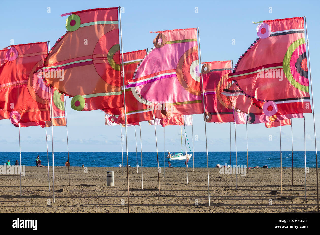 Gran Tarajal, Fuerteventura, Isole Canarie, Spagna. 4 Novembre, 2016. Womad bandiere sulla spiaggia tra gli stadi Foto Stock