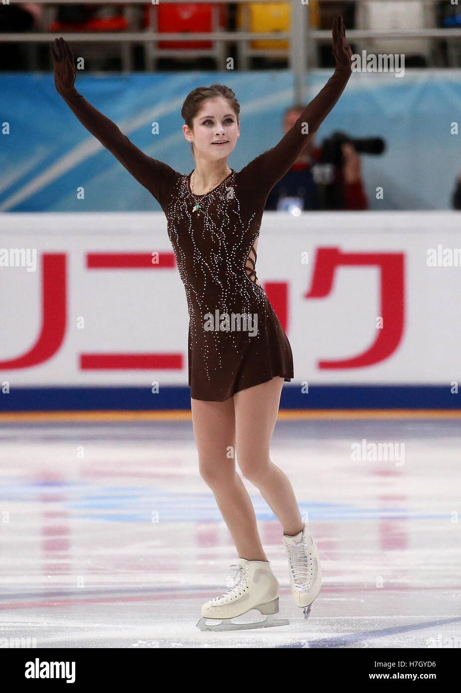 https://c8.alamy.com/compit/h7gyd6/mosca-russia-4-novembre-2016-la-figura-skater-yulia-lipnitskaya-della-russia-compie-durante-il-signore-breve-programma-della-manifestazione-presso-il-2016-rostelecom-cup-il-terzo-dei-sei-appuntamenti-nel-2016-17-isu-grand-prix-di-pattinaggio-di-figura-al-megasport-arena-credito-sergei-fadeichevtassalamy-live-news-h7gyd6.jpg