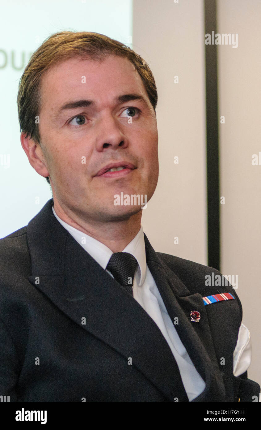 Belfast, Irlanda del Nord. 4 Novembre, 2016. Il comandante Charles Guy, capitano di HMS Duncan. Credito: Stephen Barnes/Alamy Live News Foto Stock