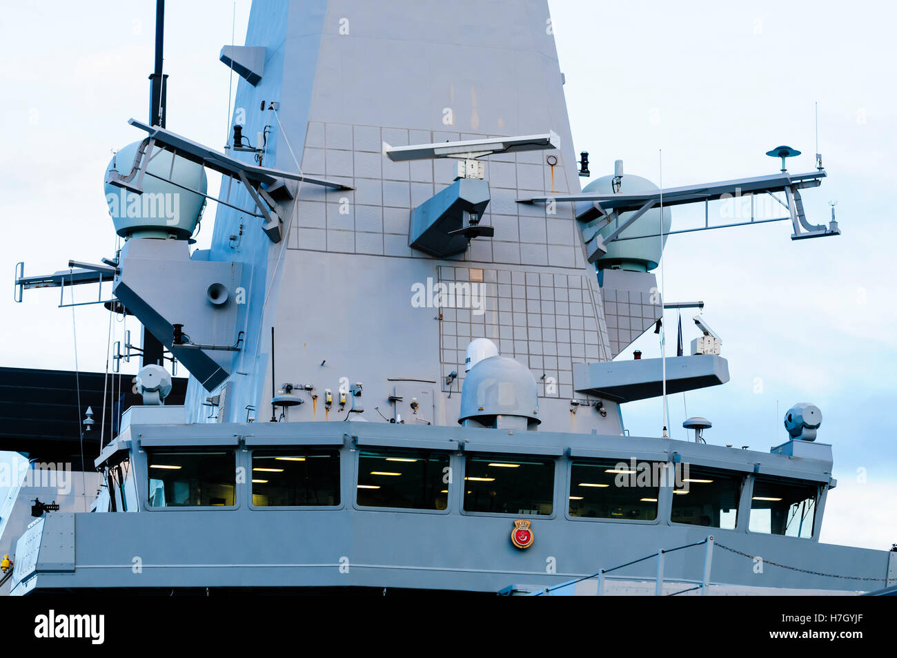 Ponte di HMS Duncan con sistema radar sopra. Foto Stock