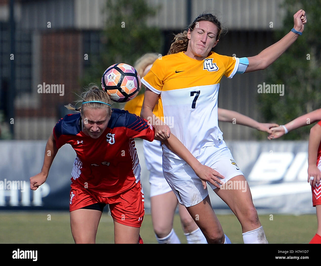 Washington, DC, Stati Uniti d'America. 4 Novembre, 2016. 20161104 - San Giovanni defender ANNA MARIA BAIDURSDOTTIR (18) Capi la palla lontano contro Marquette defender MORGAN PROFFITT (7) su un Marquette calcio d'angolo durante le ore di lavoro straordinario di un Grande Oriente semifinali del torneo al campo di Shaw a Washington. © Chuck Myers/ZUMA filo/Alamy Live News Foto Stock