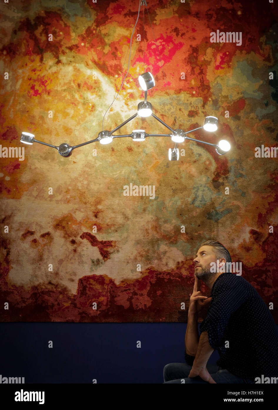 Vancouver, Canada. 4 Novembre, 2016. Un uomo prende un occhiata a un design vincente dalla lampada del quarto annuale internazionale di design di illuminazione la concorrenza a Vancouver in Canada, nov. 4, 2016. Disegni premiati dalla lampada del quarto annuale internazionale di design di illuminazione la concorrenza sotto il tema 'cosmic" erano visualizzati in Vancouver. Credito: Liang Sen/Xinhua/Alamy Live News Foto Stock