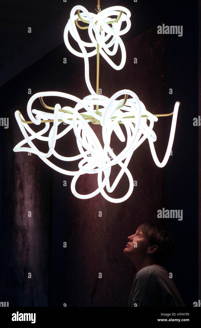 Vancouver, Canada. 4 Novembre, 2016. Una donna prende uno sguardo a un design vincente dalla lampada del quarto annuale internazionale di design di illuminazione la concorrenza a Vancouver in Canada, nov. 4, 2016. Disegni premiati dalla lampada del quarto annuale internazionale di design di illuminazione la concorrenza sotto il tema 'cosmic" erano visualizzati in Vancouver. Credito: Liang Sen/Xinhua/Alamy Live News Foto Stock
