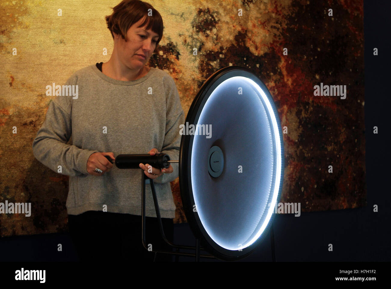 Vancouver, Canada. 4 Novembre, 2016. Una donna che controlla un design vincente dalla lampada del quarto annuale internazionale di design di illuminazione la concorrenza a Vancouver in Canada, nov. 4, 2016. Disegni premiati dalla lampada del quarto annuale internazionale di design di illuminazione la concorrenza sotto il tema 'cosmic" erano visualizzati in Vancouver. Credito: Liang Sen/Xinhua/Alamy Live News Foto Stock