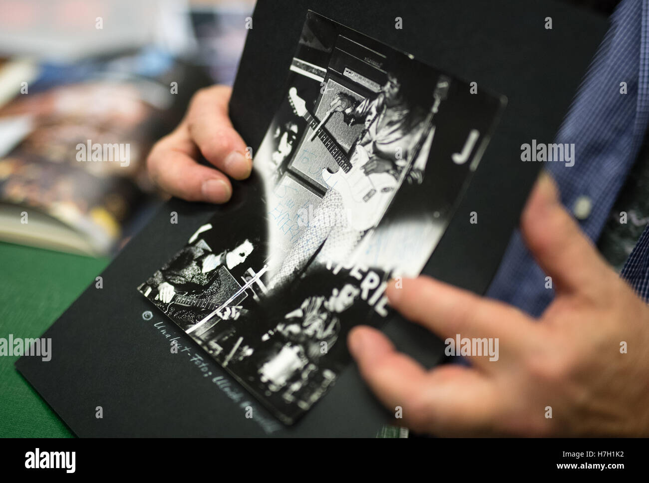 Der Münchner Fotograf Ulrich Handl zeigt am 03.11.2016 bei einem Interview-Termin in München (Bayern) ein vom Rockmusiker Jimi Hendrix signiertes Foto. Das bild mit der Signatur "Ulli - Jimi Hendrix Experience" nahm Handl 1966 im Münchner Club Big Apple auf. Ab Mitte der 60er Jahre fotografierte er zahlreiche Stelle in Münchens Szene-Clubs a Schwabing. Foto: Matthias esitano di fronte/dpa (zu dpa-KORR: "Vor 50 Jahren soll Jimi Hendrix in München seine erste Gitarre zerdeppert haben" vom 05.11.2016) Foto: Matthias esitano di fronte/dpa (c) dpa - Bildfunk Foto Stock