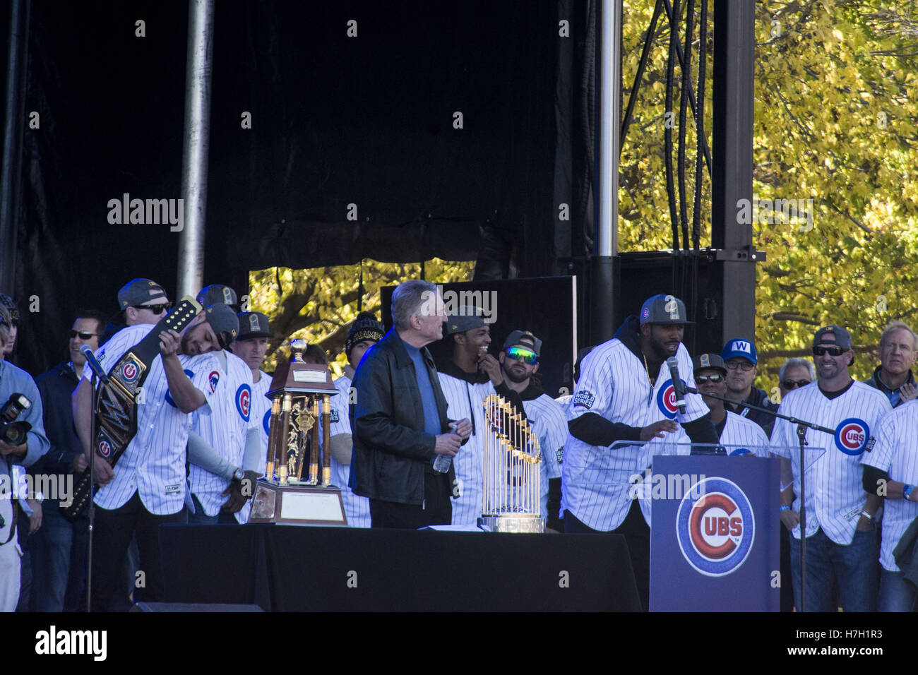 Chicago, Illinois, Stati Uniti d'America. 4 Novembre, 2016. 5 milioni di entusiasti Chicagoans rivestito il percorso della parata e riempito il Grant Park per la World Series Champions - Il Chicago Cubs celebrazione il 4 novembre 2016. La parata iniziato a Wrigley Field, casa stadio del Cubs seguita Addison Street a Lake Shore Drive di North Michigan Avenue. Poi procedere a sud sulla Columbus Drive per Balbo e al Grant Park dove un enorme folla in abbigliamento Cubs aspettato per loro. Proprietario del Cubs, Tom Ricketts ha affrontato la raccolta, insieme al coach Joe Madden, e alcuni dei giocatori del Cubs compresi MVP Ben Zobrist Foto Stock