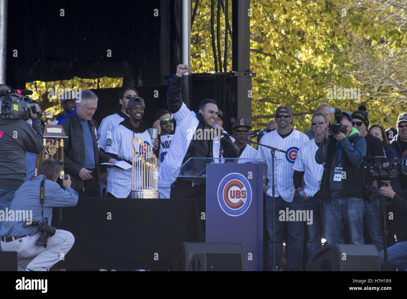 Chicago, Illinois, Stati Uniti d'America. 4 Novembre, 2016. 5 milioni di entusiasti Chicagoans rivestito il percorso della parata e riempito il Grant Park per la World Series Champions - Il Chicago Cubs celebrazione il 4 novembre 2016. La parata iniziato a Wrigley Field, casa stadio del Cubs seguita Addison Street a Lake Shore Drive di North Michigan Avenue. Poi procedere a sud sulla Columbus Drive per Balbo e al Grant Park dove un enorme folla in abbigliamento Cubs aspettato per loro. Proprietario del Cubs, Tom Ricketts ha affrontato la raccolta, insieme al coach Joe Madden, e alcuni dei giocatori del Cubs compresi MVP Ben Zobrist Foto Stock