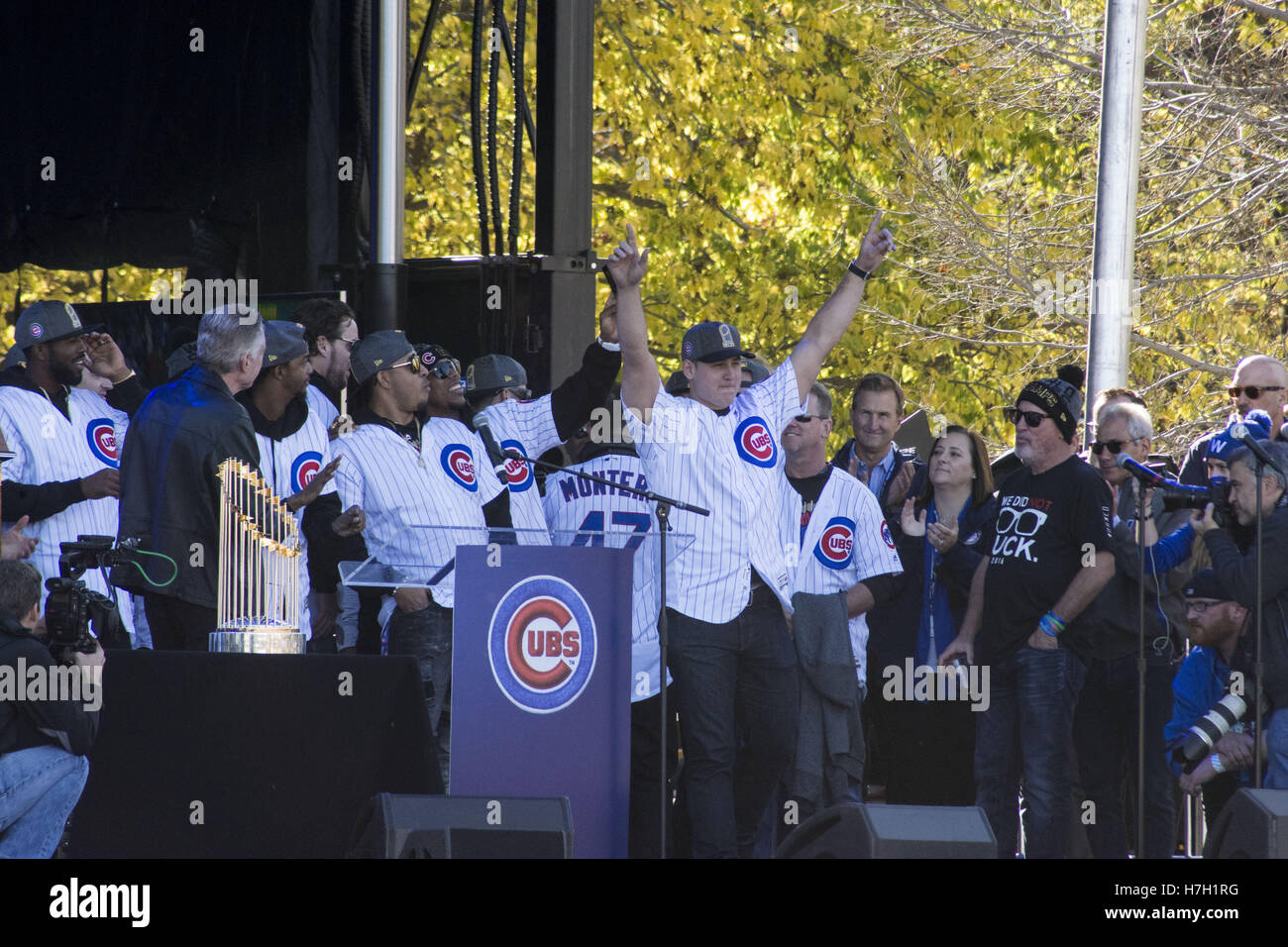 Chicago, Illinois, Stati Uniti d'America. 4 Novembre, 2016. 5 milioni di entusiasti Chicagoans rivestito il percorso della parata e riempito il Grant Park per la World Series Champions - Il Chicago Cubs celebrazione il 4 novembre 2016. La parata iniziato a Wrigley Field, casa stadio del Cubs seguita Addison Street a Lake Shore Drive di North Michigan Avenue. Poi procedere a sud sulla Columbus Drive per Balbo e al Grant Park dove un enorme folla in abbigliamento Cubs aspettato per loro. Proprietario del Cubs, Tom Ricketts ha affrontato la raccolta, insieme al coach Joe Madden, e alcuni dei giocatori del Cubs compresi MVP Ben Zobrist Foto Stock