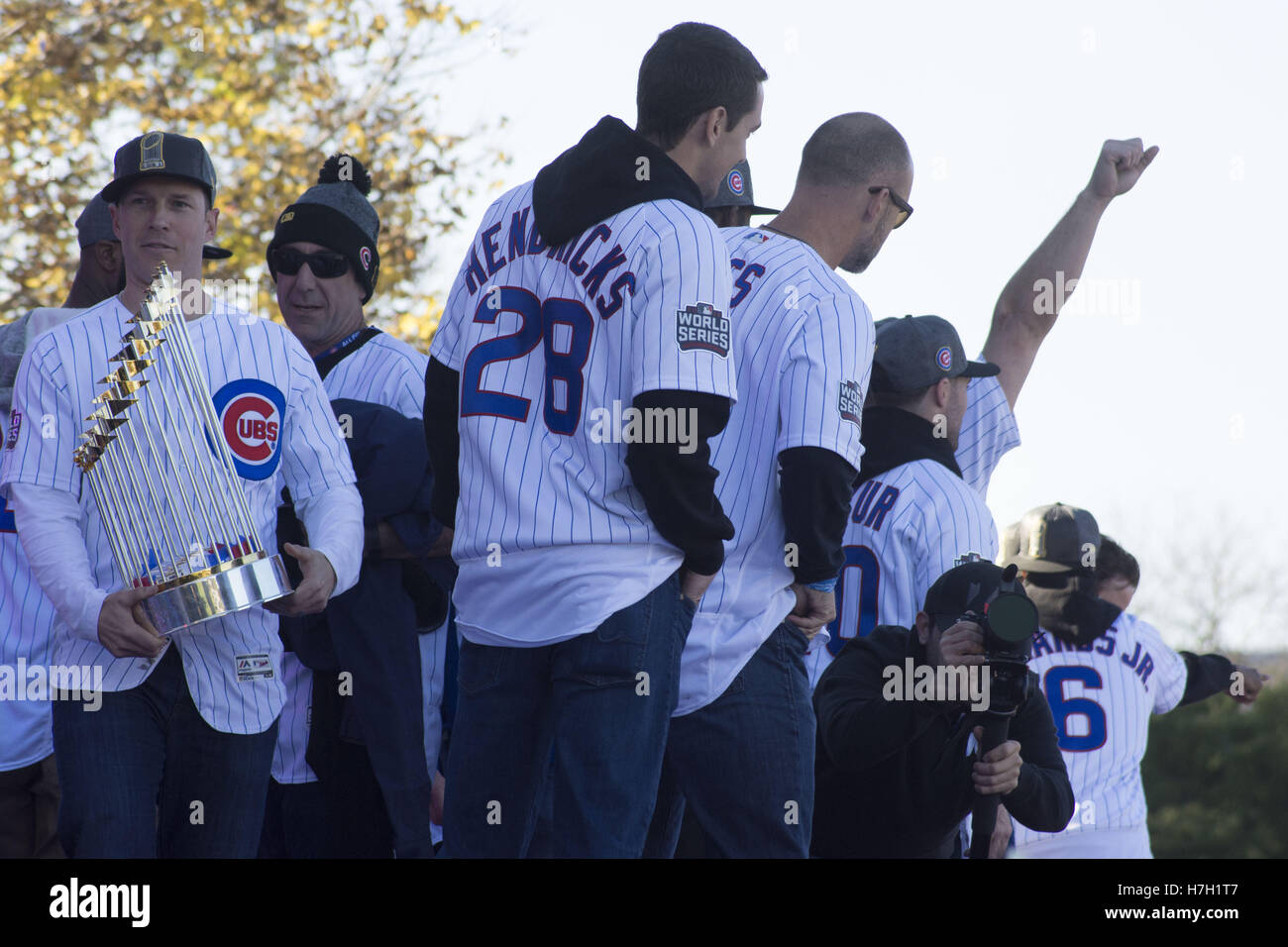 Chicago, Illinois, Stati Uniti d'America. 4 Novembre, 2016. 5 milioni di entusiasti Chicagoans rivestito il percorso della parata e riempito il Grant Park per la World Series Champions - Il Chicago Cubs celebrazione il 4 novembre 2016. La parata iniziato a Wrigley Field, casa stadio del Cubs seguita Addison Street a Lake Shore Drive di North Michigan Avenue. Poi procedere a sud sulla Columbus Drive per Balbo e al Grant Park dove un enorme folla in abbigliamento Cubs aspettato per loro. Proprietario del Cubs, Tom Ricketts ha affrontato la raccolta, insieme al coach Joe Madden, e alcuni dei giocatori del Cubs compresi MVP Ben Zobrist Foto Stock