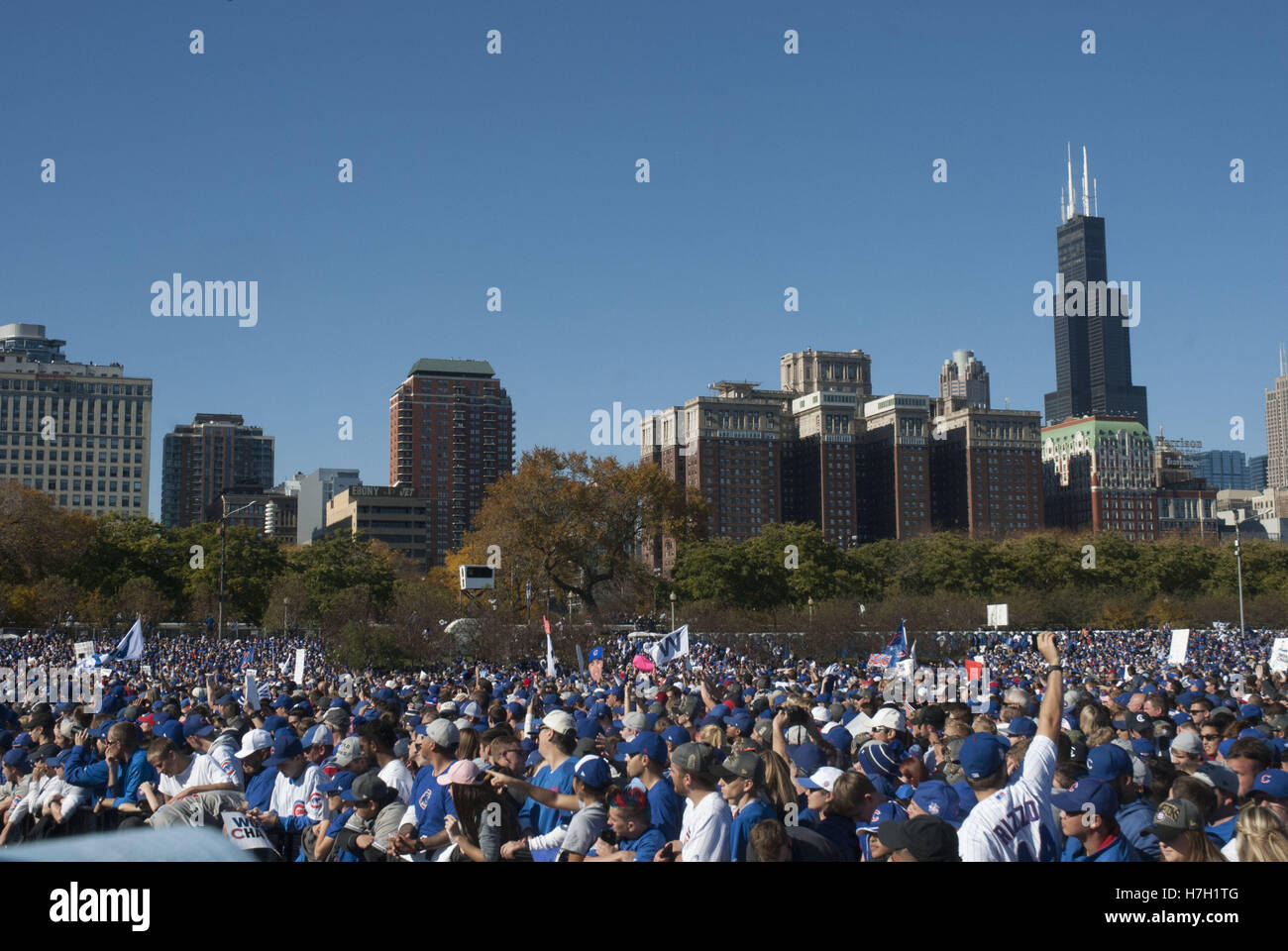 Chicago, Illinois, Stati Uniti d'America. 4 Novembre, 2016. 5 milioni di entusiasti Chicagoans rivestito il percorso della parata e riempito il Grant Park per la World Series Champions - Il Chicago Cubs celebrazione il 4 novembre 2016. La parata iniziato a Wrigley Field, casa stadio del Cubs seguita Addison Street a Lake Shore Drive di North Michigan Avenue. Poi procedere a sud sulla Columbus Drive per Balbo e al Grant Park dove un enorme folla in abbigliamento Cubs aspettato per loro. Proprietario del Cubs, Tom Ricketts ha affrontato la raccolta, insieme al coach Joe Madden, e alcuni dei giocatori del Cubs compresi MVP Ben Zobrist Foto Stock