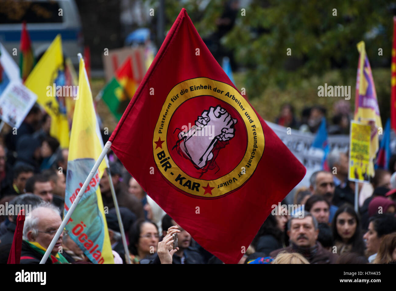 Colonia, Germania: 05, novembre 2016. Dimostrazione del popolo curdo contro la politica di Erdogan e i più recenti arresti di giornalisti in Turchia. Credito: Klaus Reinshagen/ Alamy Live News Foto Stock