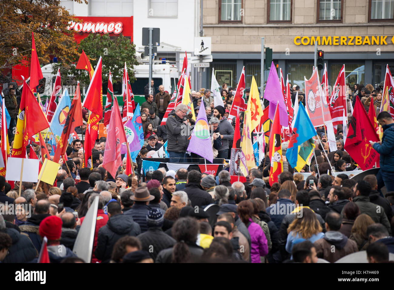 Colonia, Germania: 05, novembre 2016. Dimostrazione del popolo curdo contro la politica di Erdogan e i più recenti arresti di giornalisti in Turchia. Questa immagine mostra uno degli altoparlanti. Credito: Klaus Reinshagen/ Alamy Live News Foto Stock