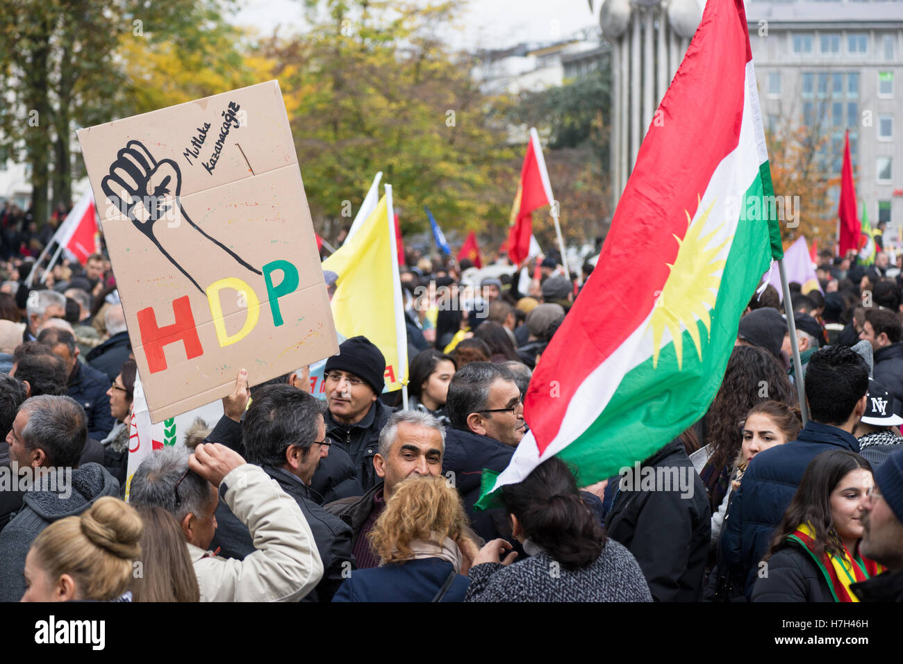 Colonia, Germania: 05, novembre 2016. Dimostrazione del popolo curdo contro la politica di Erdogan e i più recenti arresti di giornalisti in Turchia. Credito: Klaus Reinshagen/ Alamy Live News Foto Stock