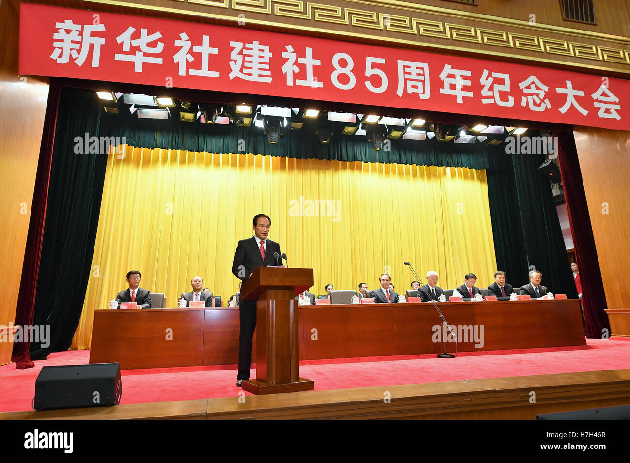 Pechino, Cina. 5 Novembre, 2016. Presidente della Cina il Xinhua News Agency Cai Mingzhao legge una lettera inviata dal presidente cinese Xi Jinping a congratularmi con Xinhua News Agency sull'ottantacinquesimo anniversario della sua fondazione con una cerimonia segnando il suo anniversario a Pechino Capitale della Cina, nov. 5, 2016. © Li Xin/Xinhua/Alamy Live News Foto Stock