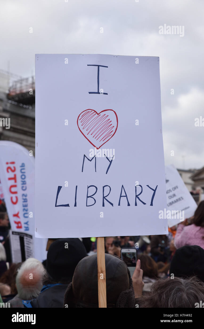 Trafalgar Square, Londra, Regno Unito. 5 Novembre, 2016. Le biblioteche nazionali, Musei & gallerie di dimostrazione e marzo Rally Foto Stock