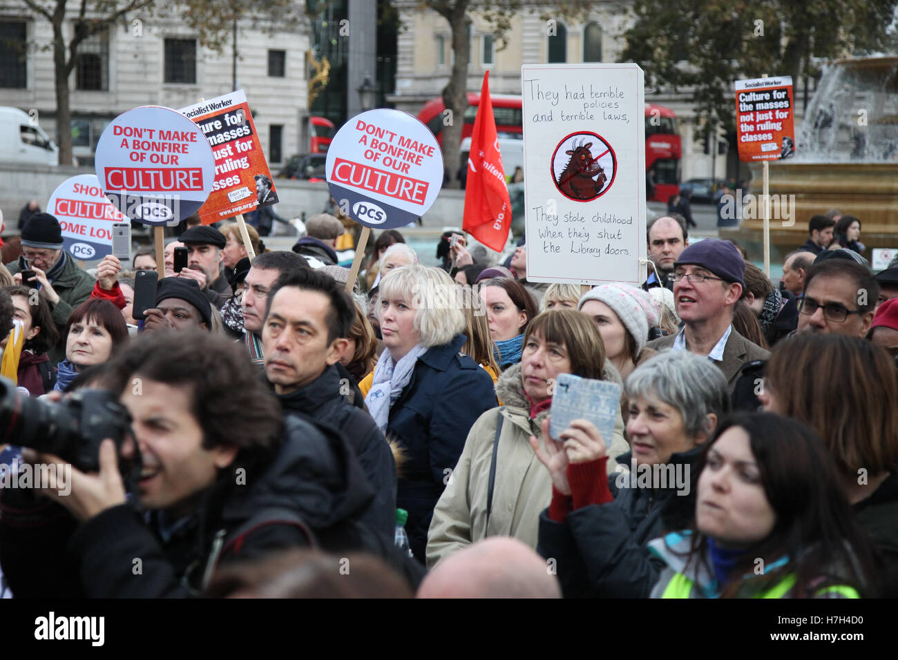 Trafalgar Square, Londra, Regno Unito. 5 Novembre, 2016. Centinaia di attivisti rally contro i tagli dei fondi per le biblioteche, i musei e le gallerie al di fuori della Galleria Nazionale a Trafalgar Square. Credito: Dinendra Haria/Alamy Live News Foto Stock