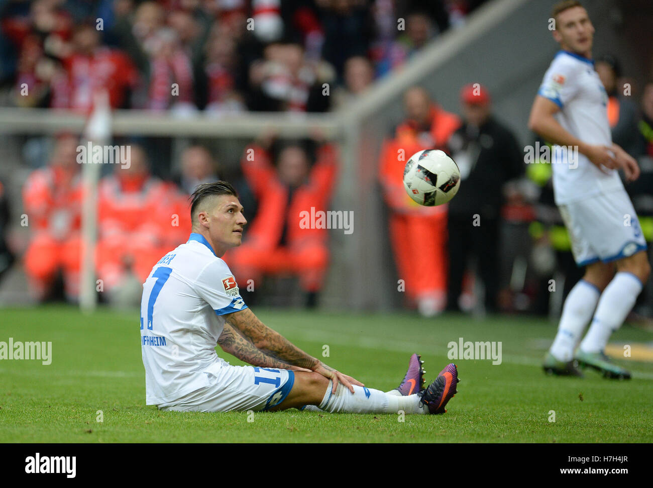 Monaco di Baviera, Germania. 5 Novembre, 2016. Steven Zuber (M) di Hoffenheim reagisce al suo obiettivo durante il match tra FC Baviera Monaco di Baviera e 1899 Hoffenheim il decimo giorno della partita della Bundesliga a stadio Allianz Arena di Monaco di Baviera, Germania, il 5 novembre 2016. Foto: ANDREAS GEBERT/dpa (ATTENZIONE: grazie alle linee guida di accreditamento, il DFL consente solo la pubblicazione e utilizzazione di fino a 15 immagini per corrispondenza su internet e nei contenuti multimediali in linea durante la partita.) © dpa/Alamy Live News Foto Stock