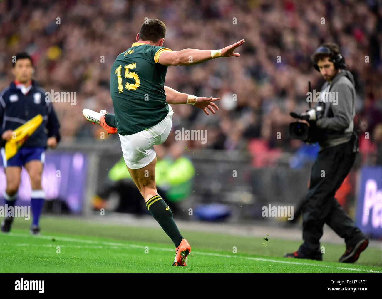Londra, Inghilterra - 5 Novembre, 2016: Jesse Kriel (ZAF) prende un tick durante la partita di rugby tra i barbari vs Sud Africa allo Stadio di Wembley. Credito: Taka Wu/Alamy Live News Foto Stock