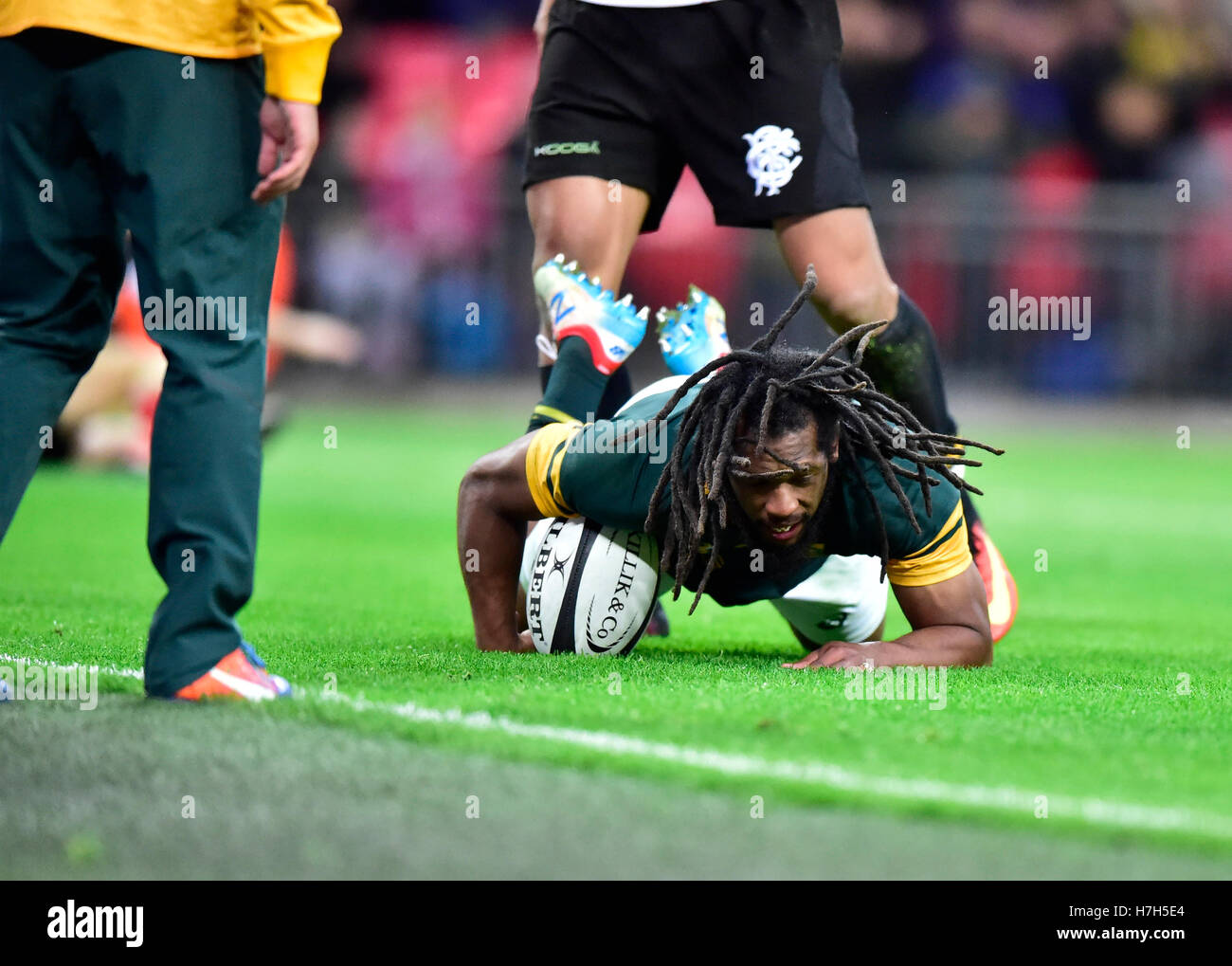 Londra, Inghilterra - 5 Novembre, 2016: Sergeal Perterson (ZAF) punteggi a provare durante la partita di rugby tra i barbari vs Sud Africa allo Stadio di Wembley. Credito: Taka Wu/Alamy Live News Foto Stock