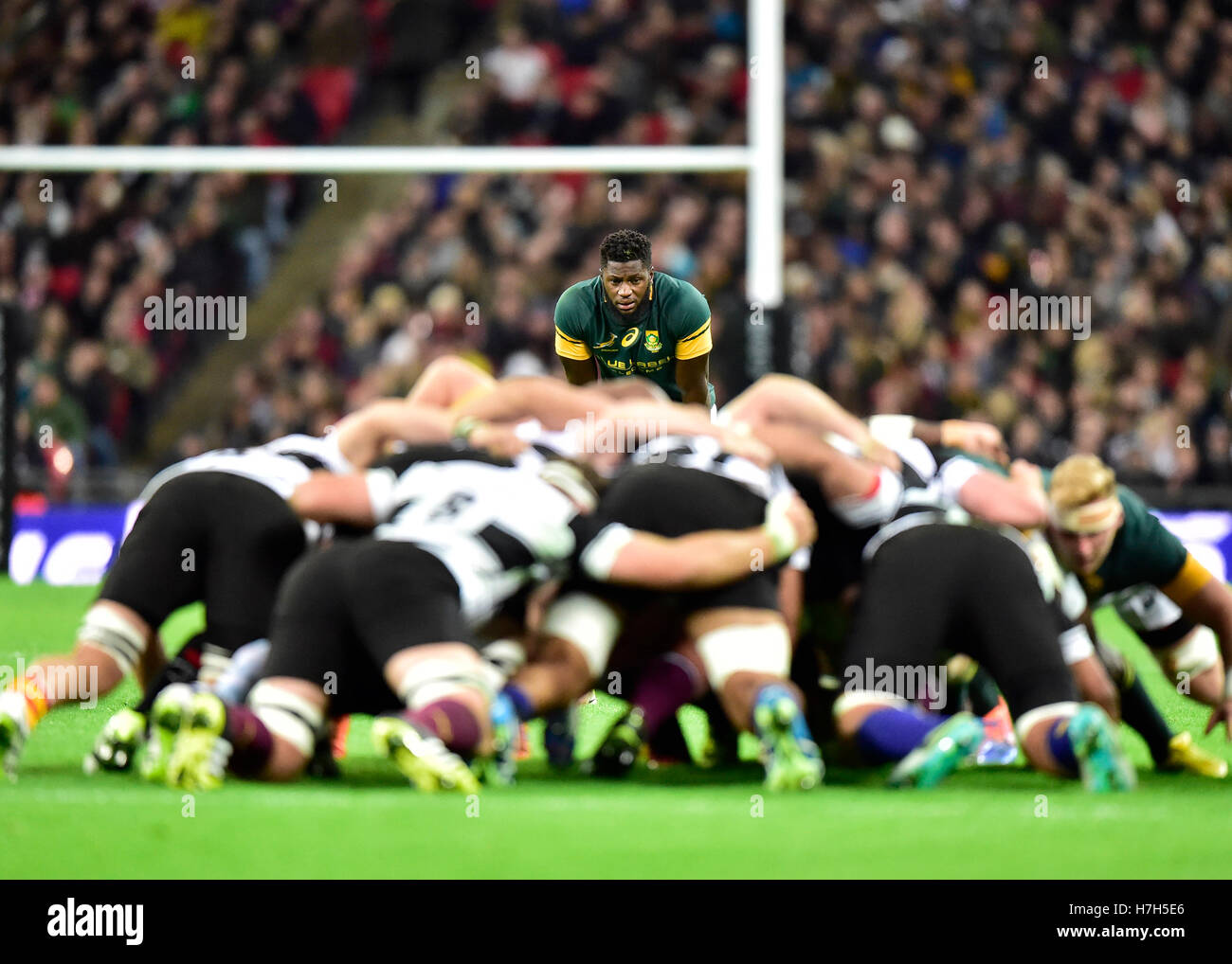 Londra, Inghilterra - 5 Novembre, 2016: Jamba Ulengo mantiene un occhio sulla palla durante la partita di rugby tra i barbari vs Sud Africa allo Stadio di Wembley. Credito: Taka Wu/Alamy Live News Foto Stock