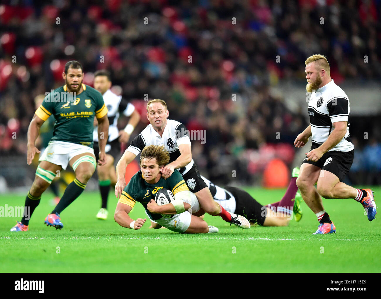 Londra, Inghilterra - 5 Novembre, 2016: Rohan Janse Van Rensburg (ZAF) è stato affrontato durante la partita di rugby tra i barbari vs Sud Africa allo Stadio di Wembley. Credito: Taka Wu/Alamy Live News Foto Stock