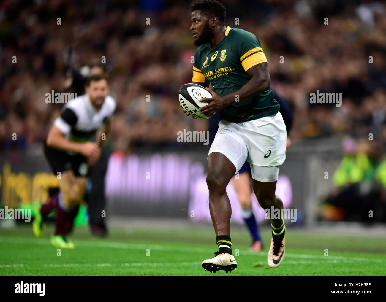 Londra, Inghilterra - 5 Novembre, 2016: Jamba Ulengo tenta passando la palla al suo compagno di squadra durante la partita di rugby tra i barbari vs Sud Africa allo Stadio di Wembley. Credito: Taka Wu/Alamy Live News Foto Stock