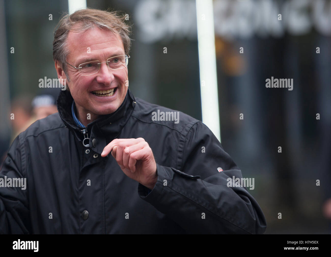 Berlino, Germania. 05 Nov, 2016. Michael Johannes Stuerzenberger, presidente della destra populista partito 'Die Freiheit" (lt. "La Libertà") e di un regolare autore del blog "politicamente scorretto" parlando di manifestanti a Berlino, Germania, 05 novembre 2016. Egli è un partecipante in una cosiddetta "conferenza" della nuova destra magzine, compatto, svoltasi sotto il titolo "offensiva fuer Meinungsfreiheit' (lt. Offensivo per la libertà di parola) Foto: PAOLO ZINKEN/dpa/Alamy Live News Foto Stock