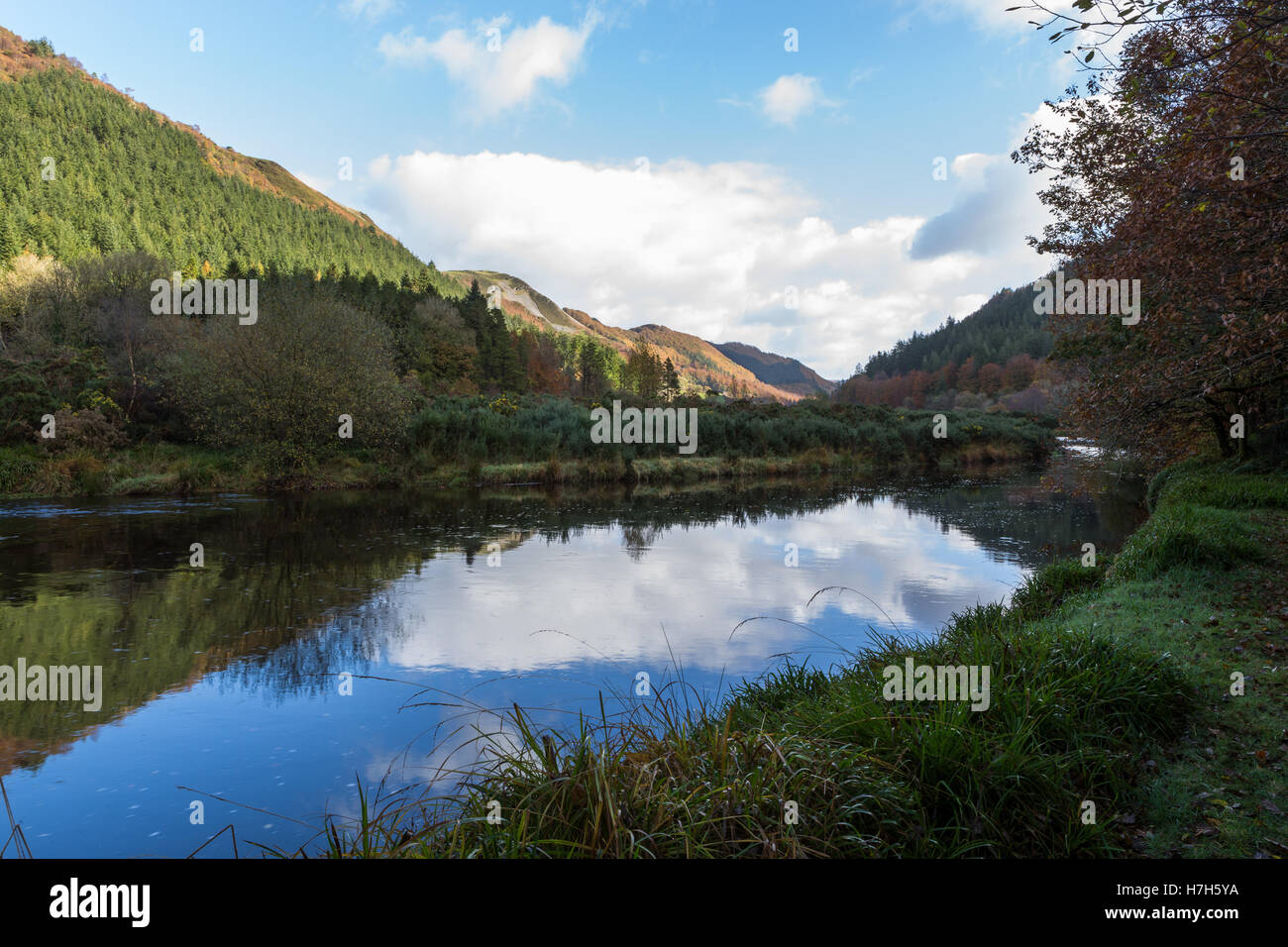 Lungo il fiume Ystwyth, Ceredigion, Galles Foto Stock