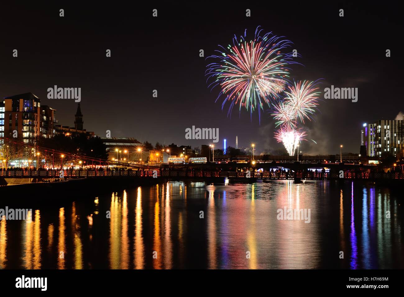 Glasgow, Scotland, Regno Unito, 5th, novembre 2016. I fuochi d'artificio in Glasgow Green sono stati osservati dagli spettatori sui ponti lungo il fiume Clyde. Foto Stock