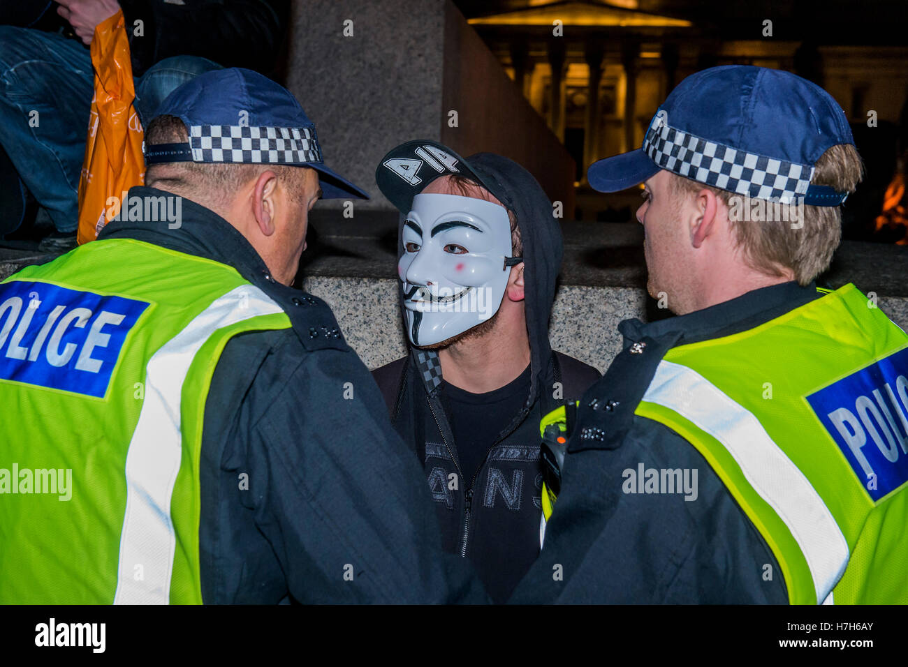 Londra, Regno Unito. 05 Nov, 2016. Il raduno in Trafalgar Square è abbastanza cordiale ma con una forte presenza di polizia e persone che indossano maschere sono tirato asside a randon come sotto l ordine pubblico norme che è ora un reato - La maschera di milioni di marzo - anti-stabilimento manifestanti in V per Vendetta-ispirato Guy Fawkes maschere marzo da Trafalgar Square a Piazza del Parlamento. Essa è stata organizzata da anonimo, l'anarchico "hacktivist' rete. Il movimento è anche strettamente identificati con l'occupare proteste, Wikileaks e la Primavera araba Credito: © Guy Bell/Alamy Live News Foto Stock