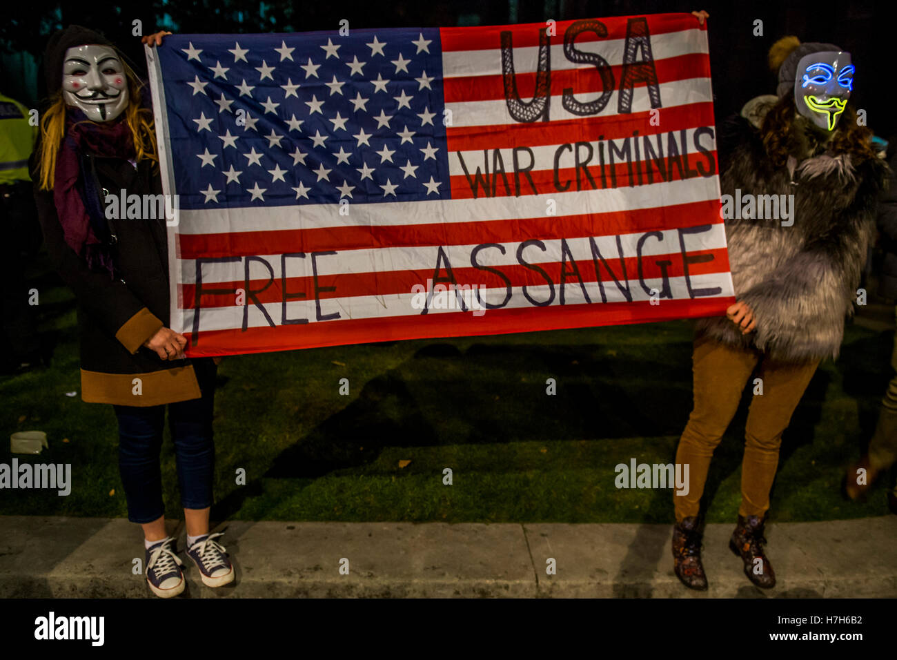 Londra, Regno Unito. 05 Nov, 2016. La maschera di milioni di marzo al di fuori di questo Parlamento - anti-stabilimento manifestanti in V per Vendetta-ispirato Guy Fawkes maschere marzo da Trafalgar Square a Piazza del Parlamento. Essa è stata organizzata da anonimo, l'anarchico "hacktivist' rete. Il movimento è anche strettamente identificati con l'occupare proteste, Wikileaks e la Primavera araba. ll/Alamy Live News Credito: Guy Bell/Alamy Live News Foto Stock