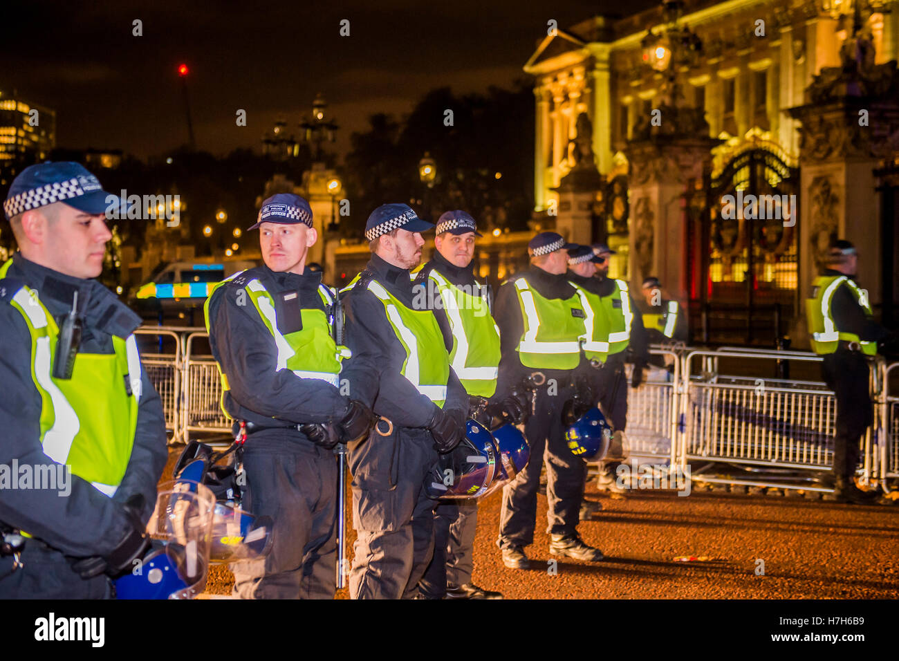 Londra, Regno Unito. 05 Nov, 2016. Polizia con i cani e gli scudi di protezione Buckingham Palace e Westminster - La maschera di milioni di marzo - anti-stabilimento manifestanti in V per Vendetta-ispirato Guy Fawkes maschere marzo da Trafalgar Square a Piazza del Parlamento. Essa è stata organizzata da anonimo, l'anarchico "hacktivist' rete. Il movimento è anche strettamente identificati con l'occupare proteste, Wikileaks e la Primavera araba. Credito: Guy Bell/Alamy Live News Foto Stock