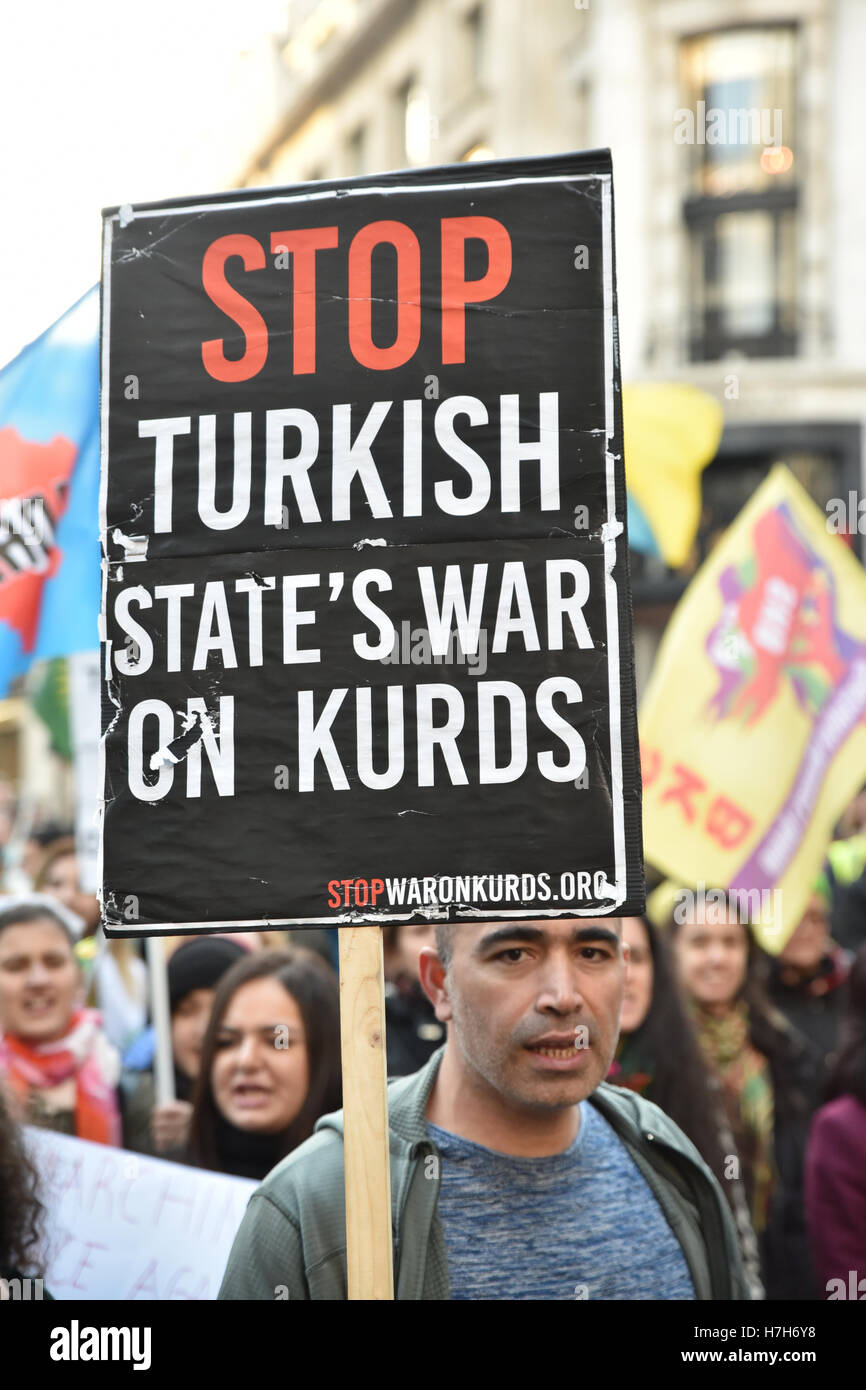 Londra, Regno Unito. 5 Novembre, 2016. Marcia di protesta attraverso Londra contro il turco Erdogan di governo e lo stato di emergenza. Foto Stock