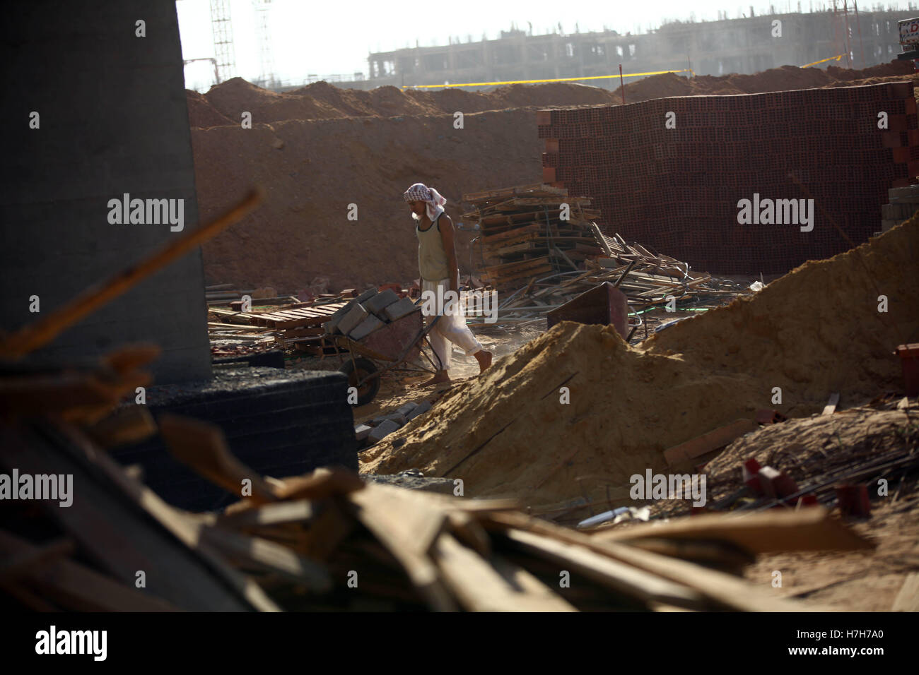 Il Cairo, Egitto. 5 Novembre, 2016. Un egiziano builder collabora presso il cantiere per la costruzione della nuova capitale egiziana, 50km a est del Cairo, Egitto, su nov. 5, 2016. Secondo la gazzetta Ahram Online, la nuova capitale, che è parte del Presidente Abdel-Fattah al-Sisi il piano per rilanciare l'economia egiziana attraverso una serie di mega-progetti è stimato al costo di 45 miliardi di dollari. La costruzione della prima fase, eseguiti da enti locali delle imprese di costruzione, iniziato nel mese di aprile di quest'anno e dovrebbe essere completato in due anni. © Ahmed Gomaa/Xinhua/Alamy Live News Foto Stock