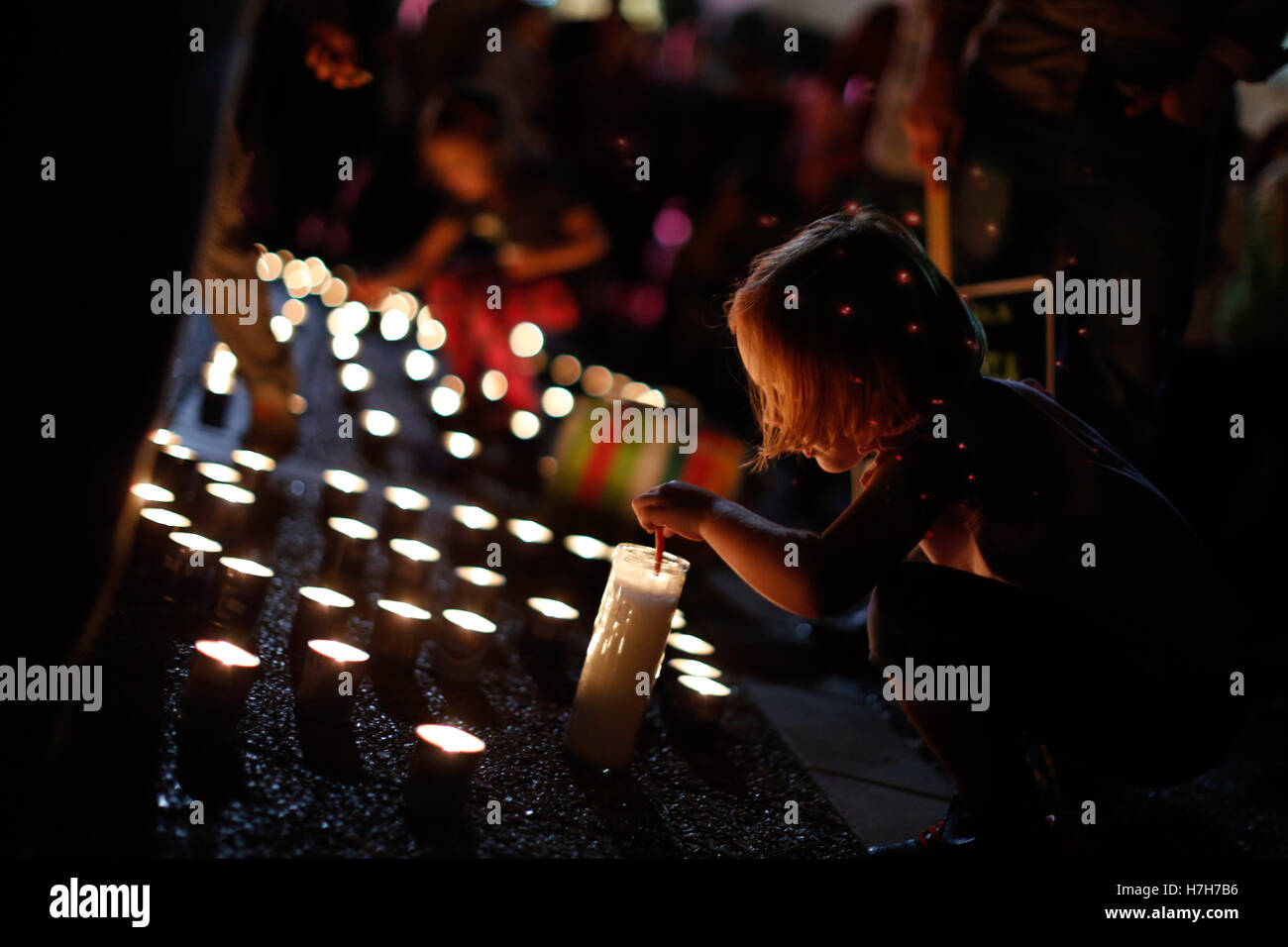 Tel Aviv, Israele. 5 Novembre, 2016. Gli israeliani accendono le candele durante un rally che segna il 21° anniversario dell assassinio dell ex primo ministro Yitzhak Rabin a Tel Aviv, Israele, nov. 5, 2016. © Daniel Bar su - JINI/Xinhua/Alamy Live News Foto Stock